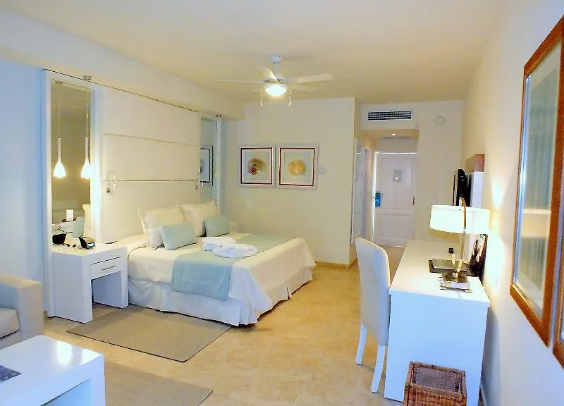 פונטה קאנה Ocean Blue And Sand מלון